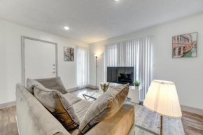 Lux Suite /King Bed /Free parking/Pool/First floor